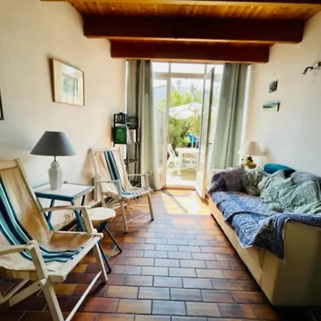 House Retaise With Garden Close To The Sea Feriehus