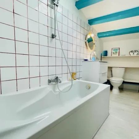 House Retaise With Garden Close To The Sea Feriehus