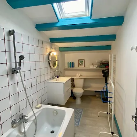 House Retaise With Garden Close To The Sea Feriehus