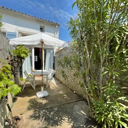 House Retaise With Garden Close To The Sea